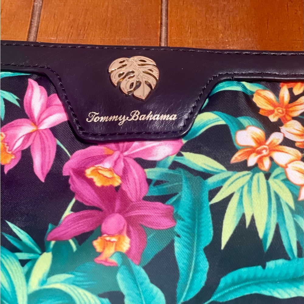 Tommy Bahama wristlet/bag
